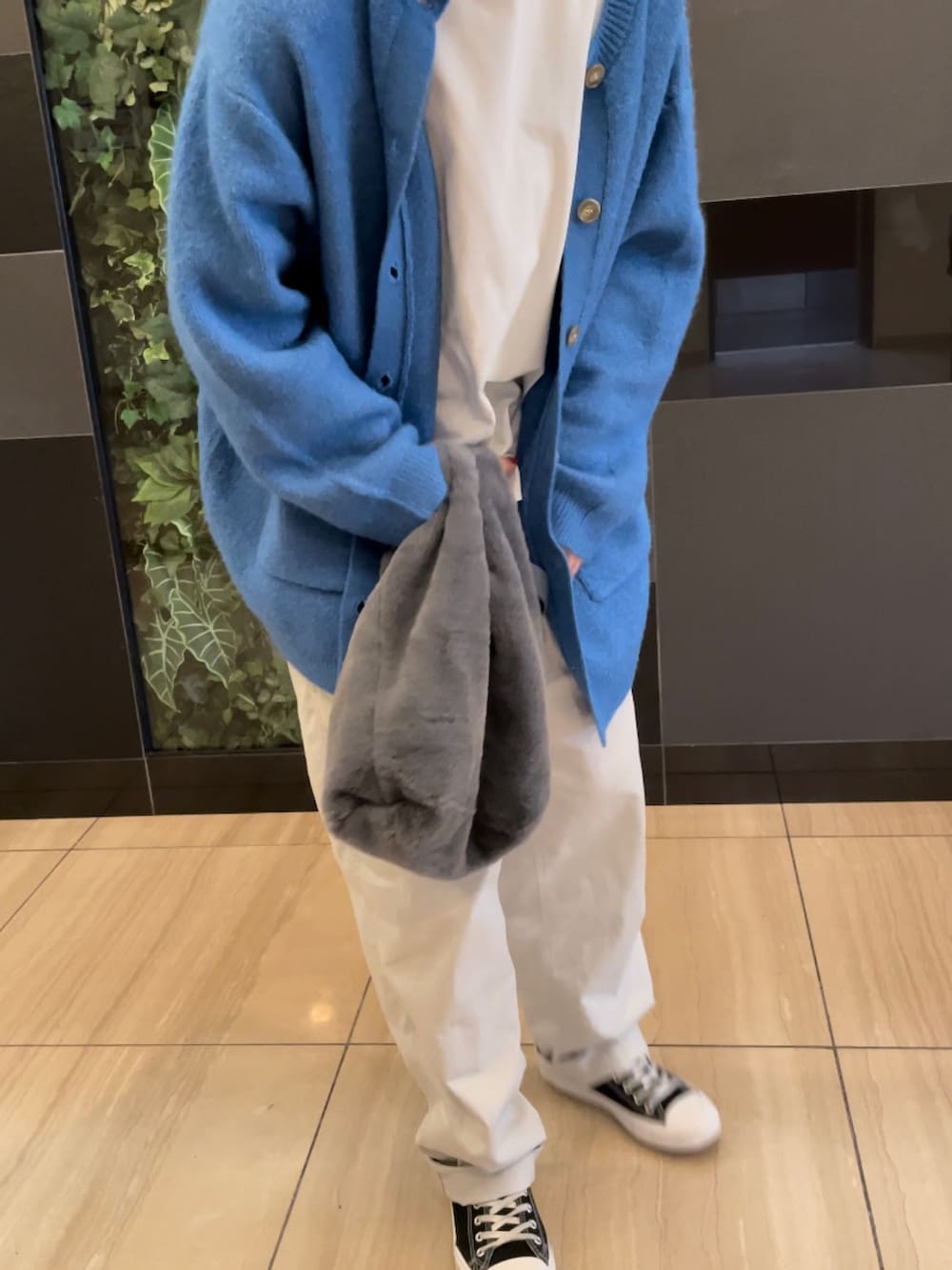 ブルー系のカーディガン/ボレロ、ホワイト系のTシャツ/カットソー、ブラック系のトートバッグを着用したレディースの秋コーディネートの3枚目の写真