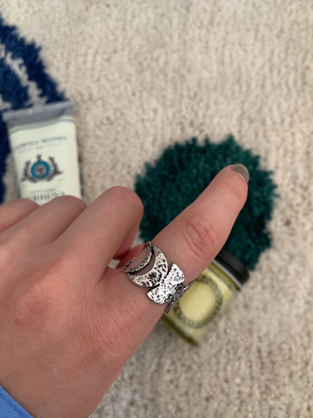 ホワイト系のラグ/マット、シルバー系のリング、その他のハンドケア/ハンドクリームを着用したレディースの春コーディネートの3枚目の写真
