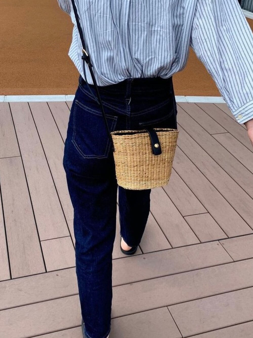 その他のショルダーバッグ、ブルー系のシャツ/ブラウス、ブルー系のデニムパンツを着用したレディースの春コーディネートの3枚目の写真