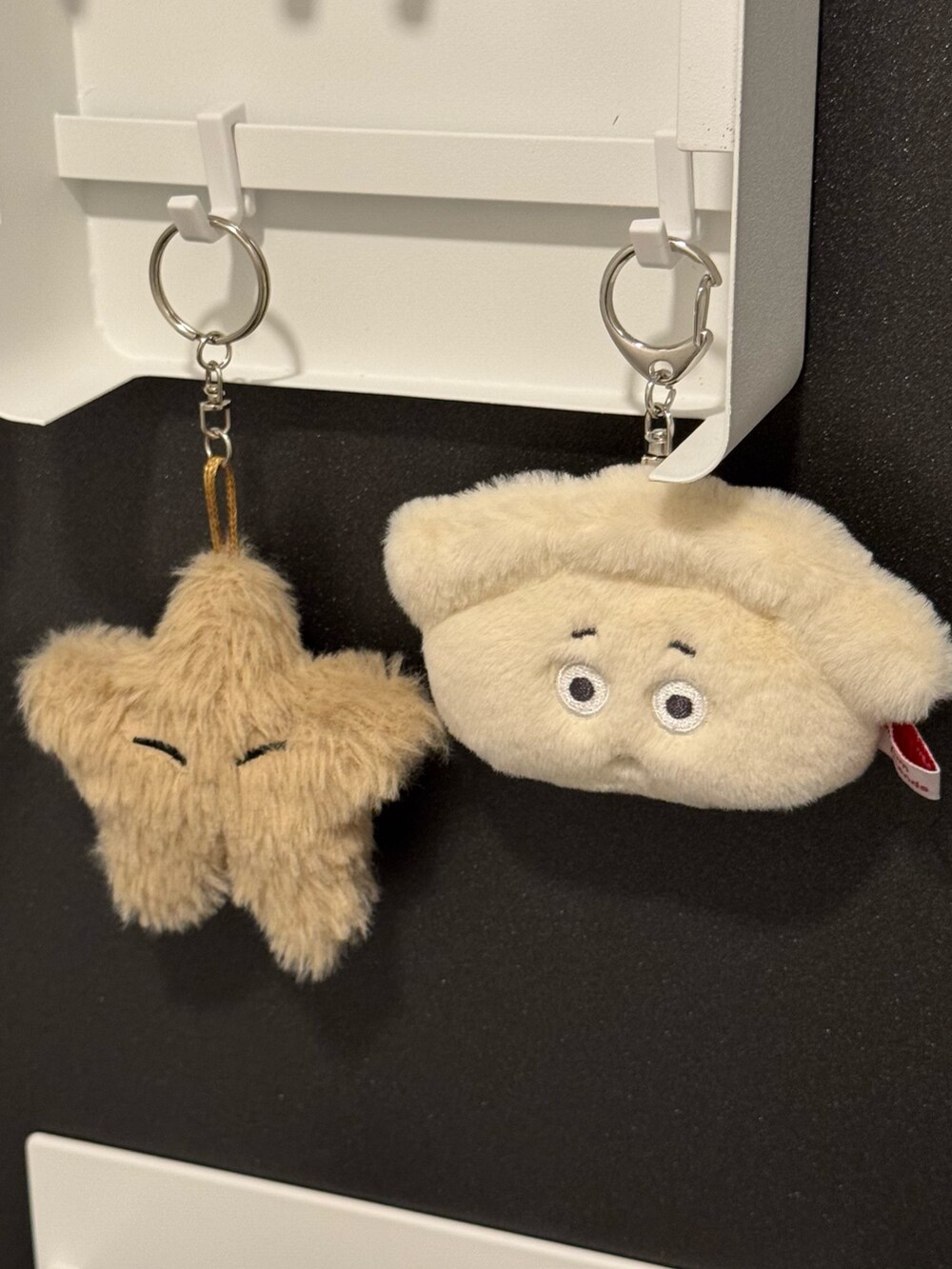 ホワイト系の収納グッズ、ベージュ系のチャーム、ホワイト系のチャームを着用したレディースの秋コーディネートの2枚目の写真