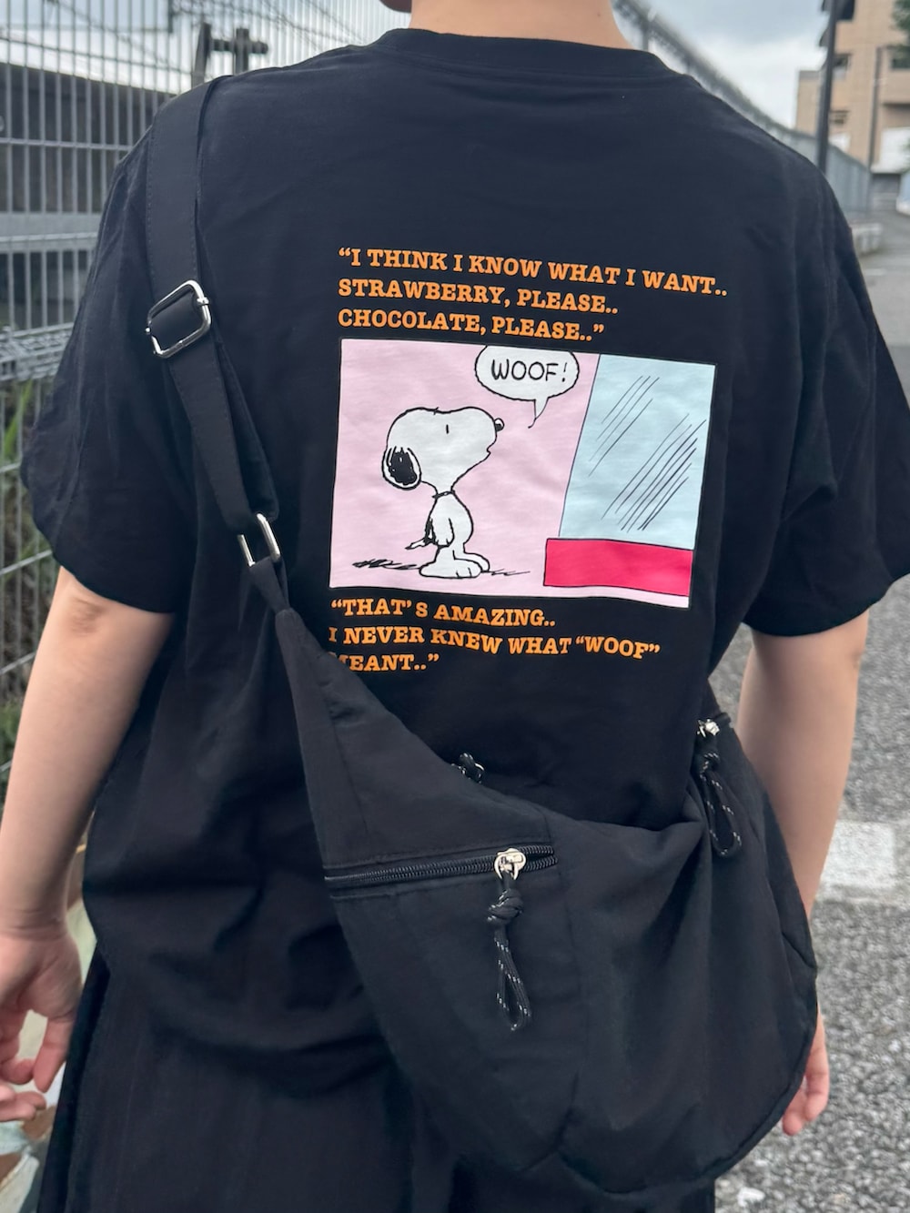 ブラック系のTシャツ/カットソー、ブラック系のショルダーバッグを着用したレディースの夏コーディネートの2枚目の写真