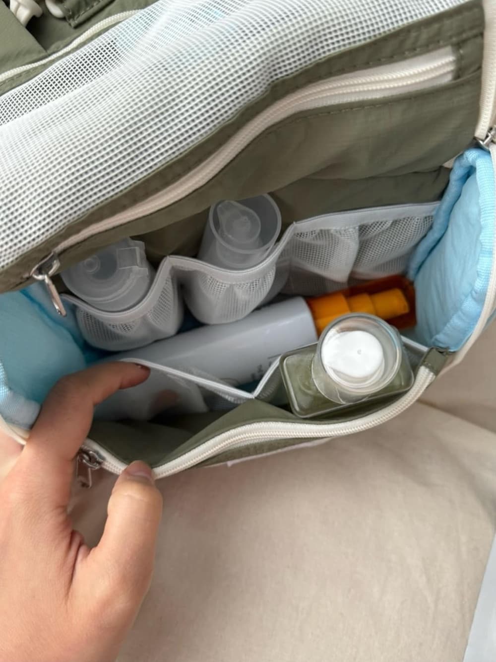 グリーン系のポーチを着用したレディースの夏コーディネートの3枚目の写真