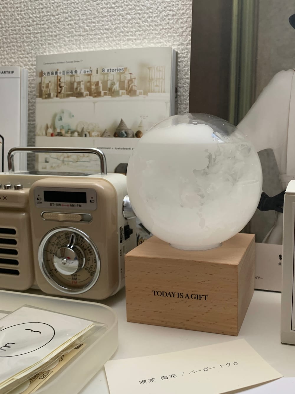 その他の照明、ベージュ系のスピーカーを着用したレディースの秋コーディネートの4枚目の写真