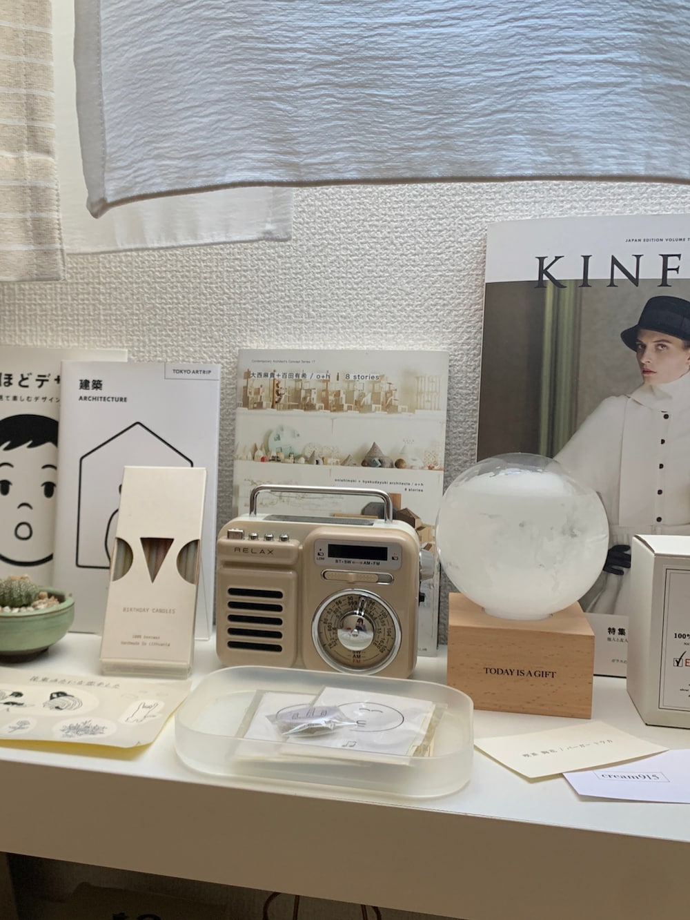 その他の照明、ベージュ系のスピーカーを着用したレディースの秋コーディネートの3枚目の写真