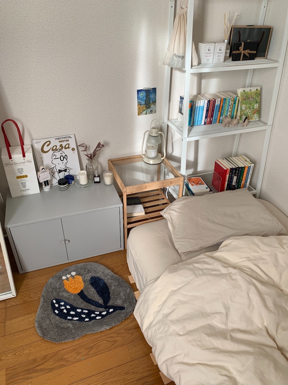 グレー系のラグ/マット、ホワイト系の照明、その他のキャンドルを着用したレディースの春コーディネートの2枚目の写真