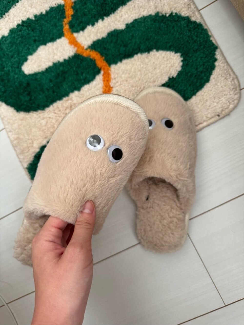 ホワイト系のルームシューズ/スリッパを着用したレディースの夏コーディネートの2枚目の写真