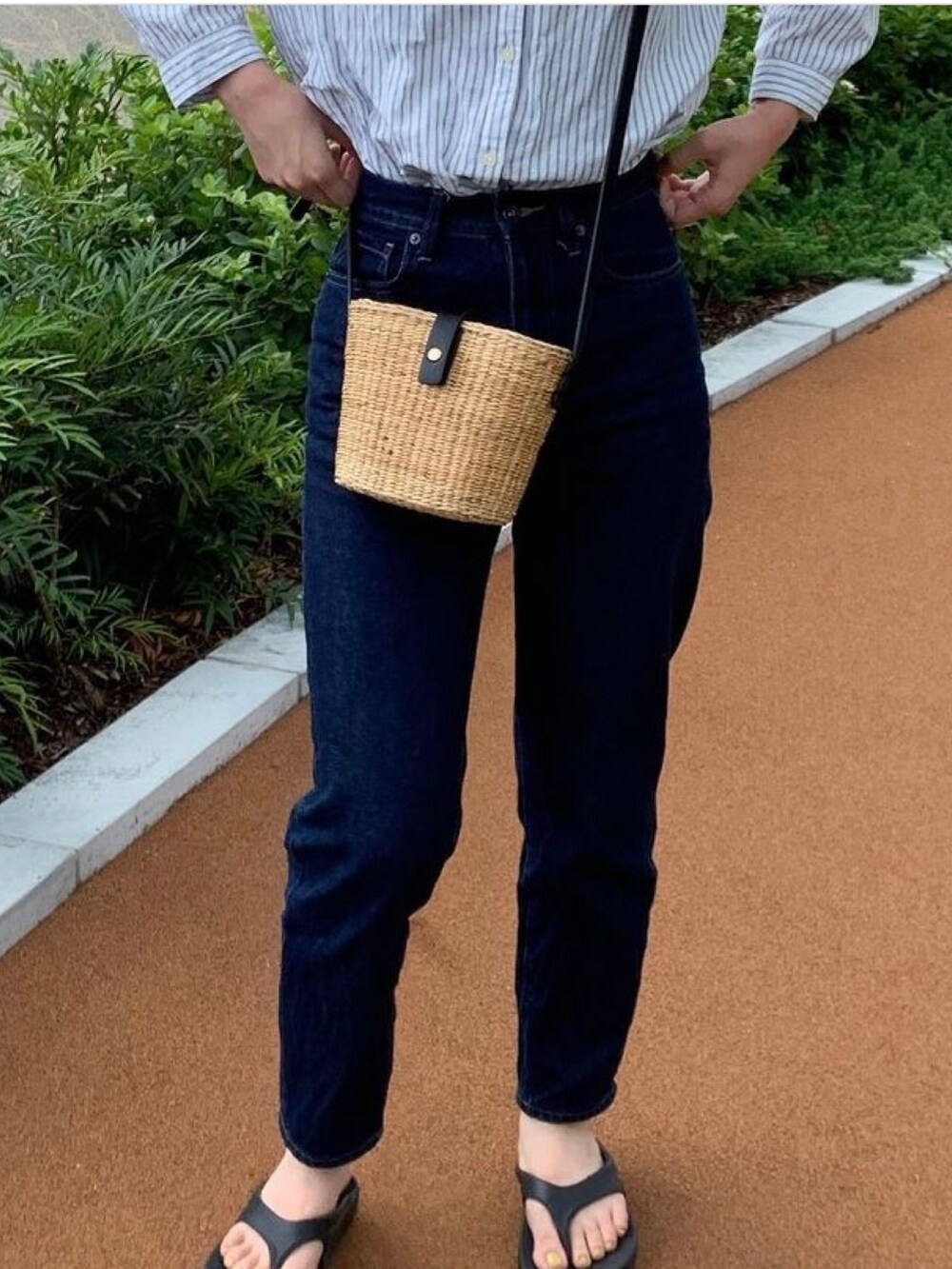 その他のショルダーバッグ、ブルー系のシャツ/ブラウス、ブルー系のデニムパンツを着用したレディースの春コーディネートの2枚目の写真