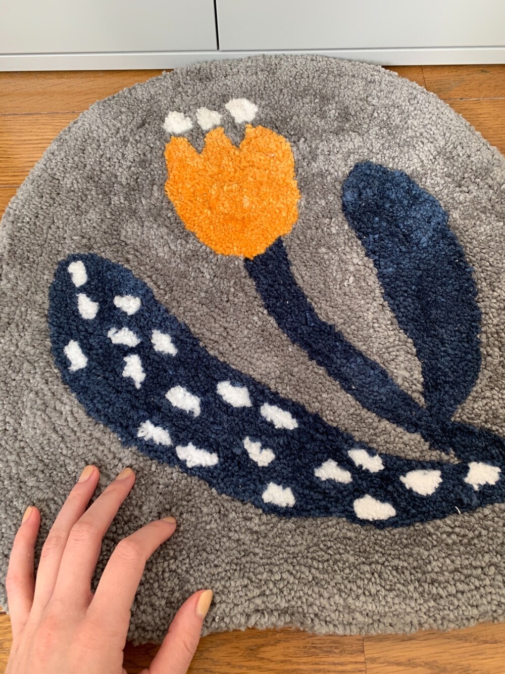 グレー系のラグ/マット、ホワイト系の照明、その他のキャンドルを着用したレディースの春コーディネートの4枚目の写真