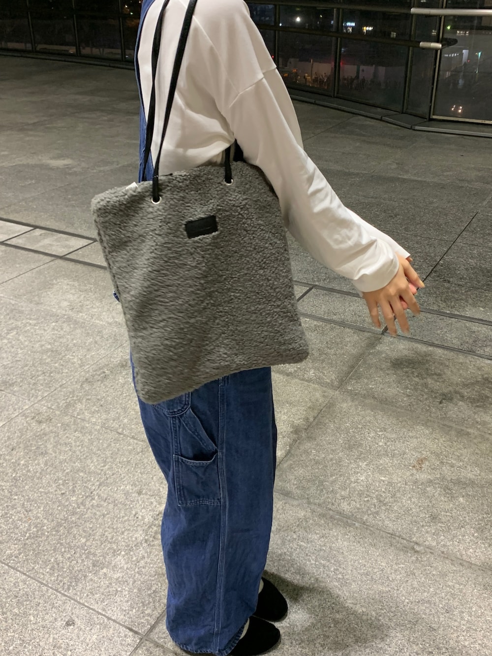 ホワイト系のTシャツ/カットソー、ブルー系のサロペット/オーバーオール、グレー系のトートバッグを着用したレディースの秋コーディネートの2枚目の写真