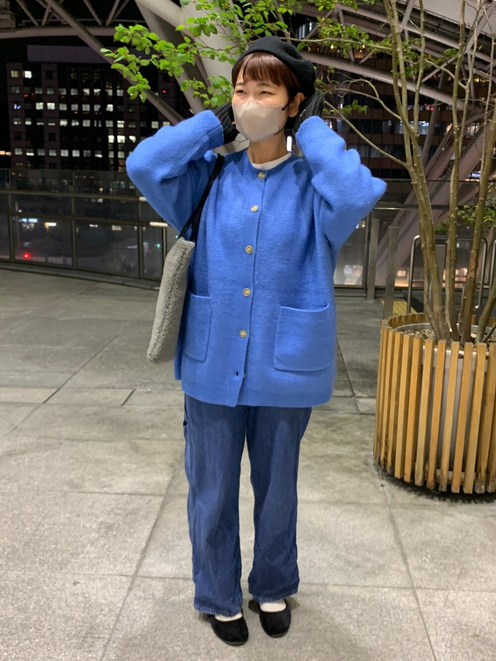ブルー系のカーディガン/ボレロ、グレー系のトートバッグ、ブルー系のサロペット/オーバーオールを着用したレディースの秋コーディネートの3枚目の写真