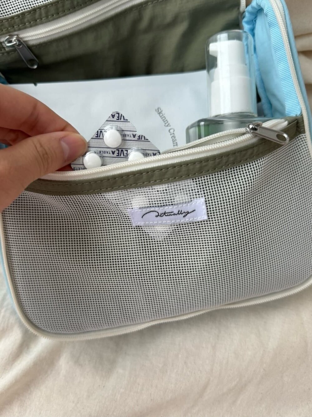 グリーン系のポーチを着用したレディースの夏コーディネートの5枚目の写真