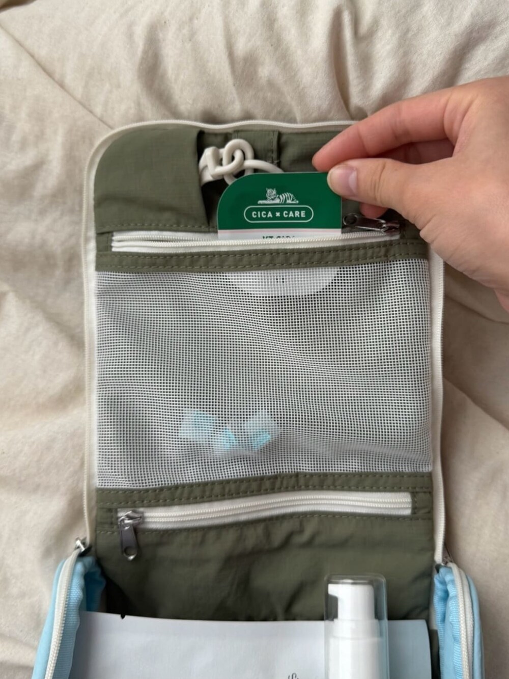 グリーン系のポーチを着用したレディースの夏コーディネートの6枚目の写真