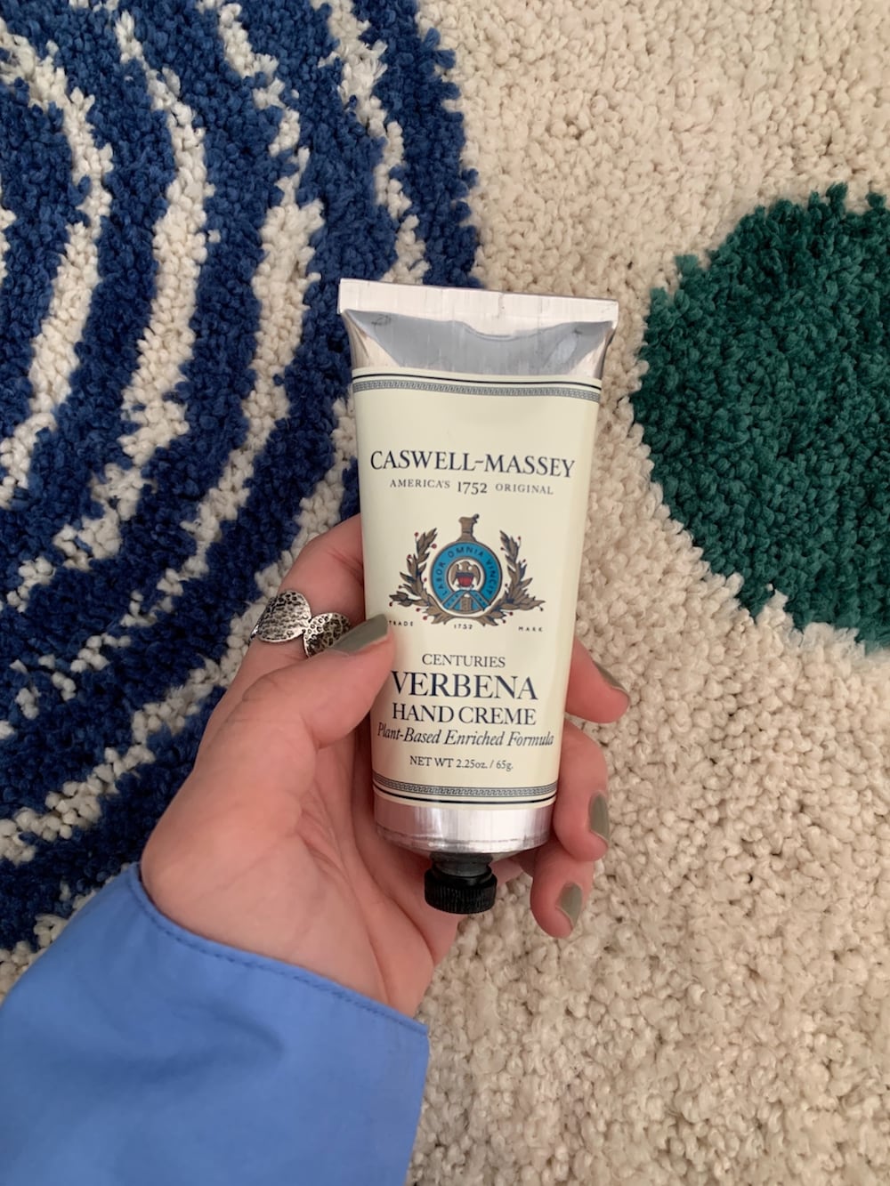 ホワイト系のラグ/マット、シルバー系のリング、その他のハンドケア/ハンドクリームを着用したレディースの春コーディネートの2枚目の写真