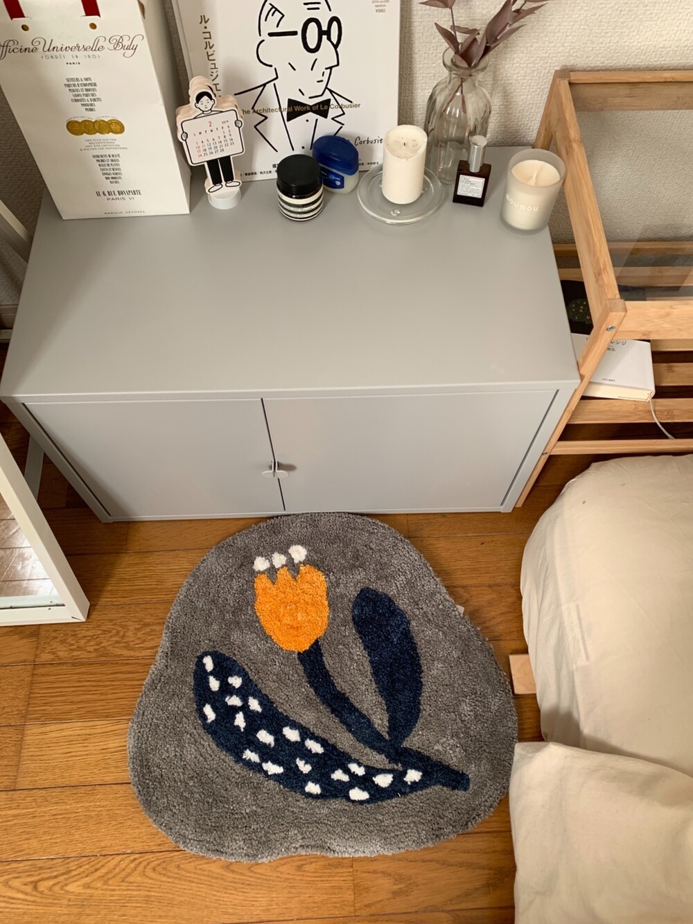 グレー系のラグ/マット、ホワイト系の照明、その他のキャンドルを着用したレディースの春コーディネートの3枚目の写真