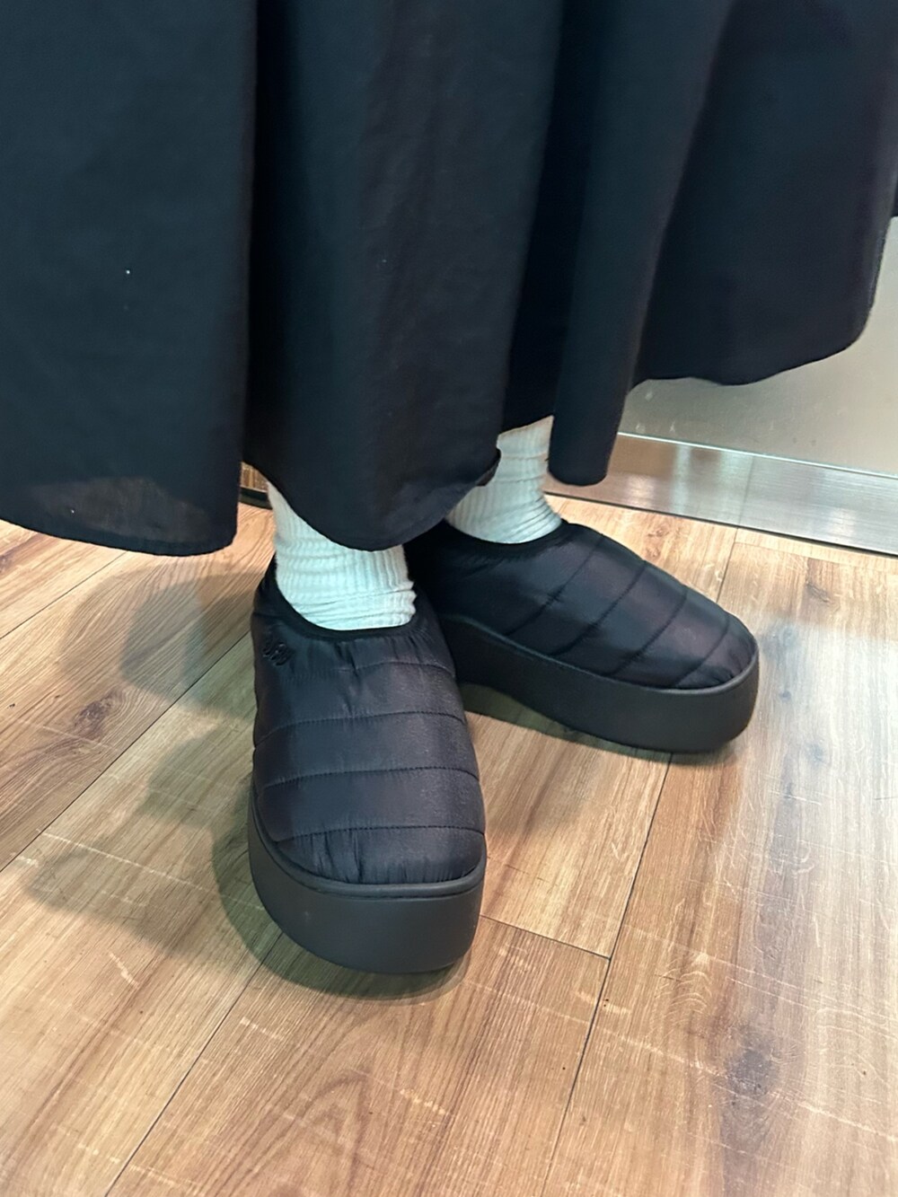 ブラック系のサンダルを着用したレディースの秋コーディネートの3枚目の写真