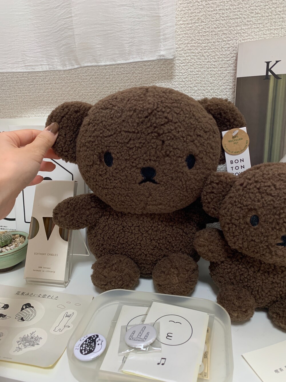 ブラウン系のフィギュア、ブラウン系のその他雑貨を着用したレディースの秋コーディネートの2枚目の写真