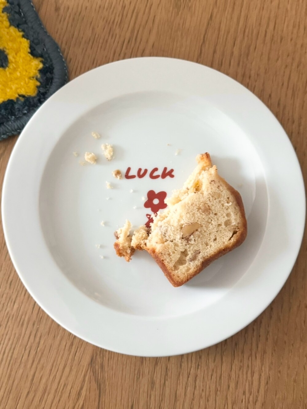 レッド系の食器、ブルー系のランチョンマット/テーブルウェアを着用したレディースの春コーディネートの2枚目の写真