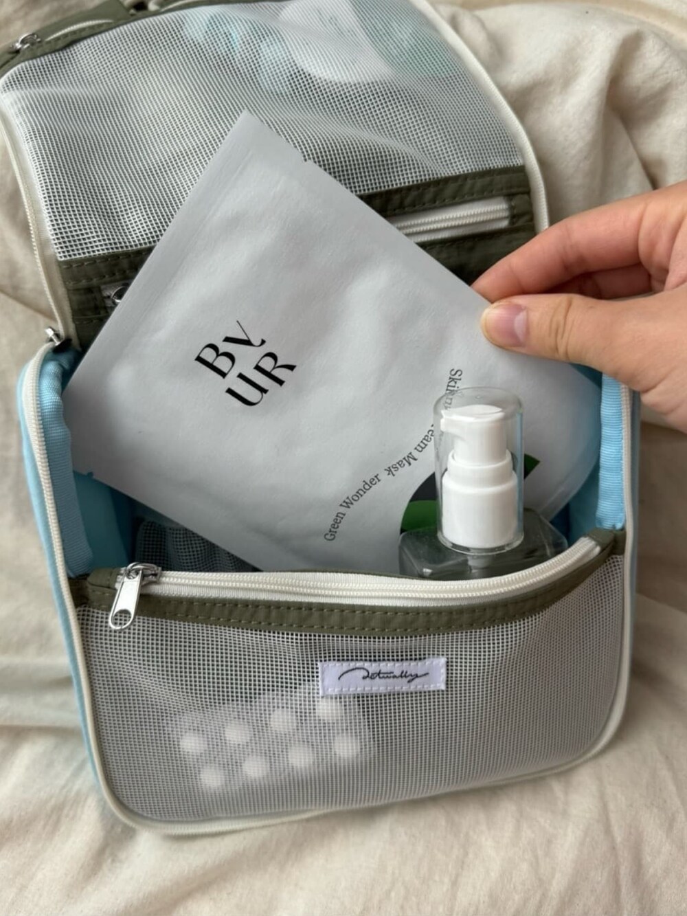 グリーン系のポーチを着用したレディースの夏コーディネートの4枚目の写真