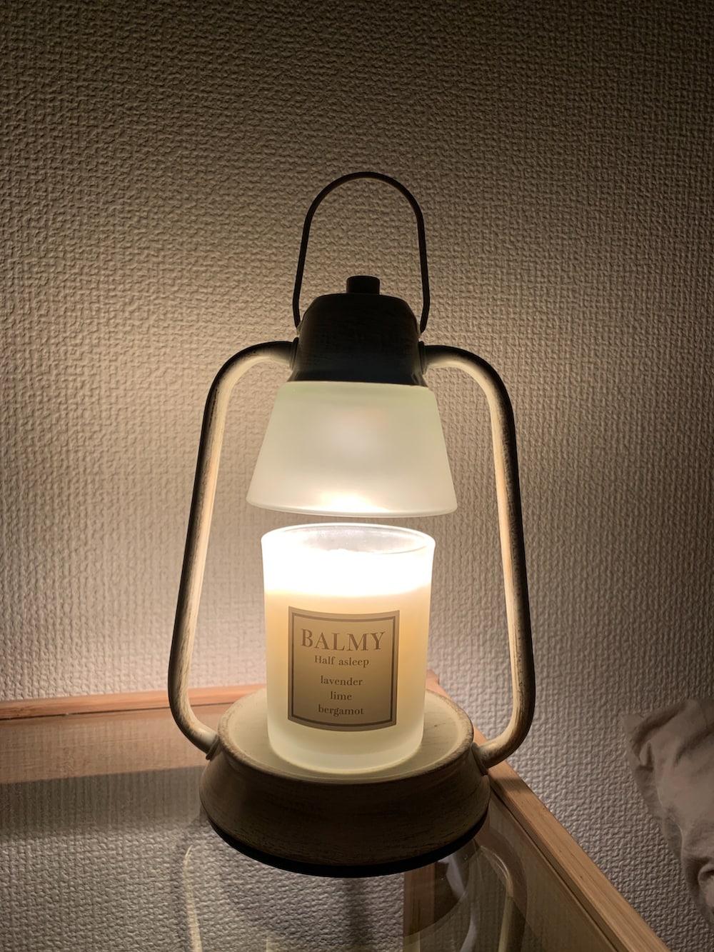 ホワイト系の照明、ベージュ系のその他、ホワイト系の美容器具を着用したレディースの秋コーディネートの3枚目の写真