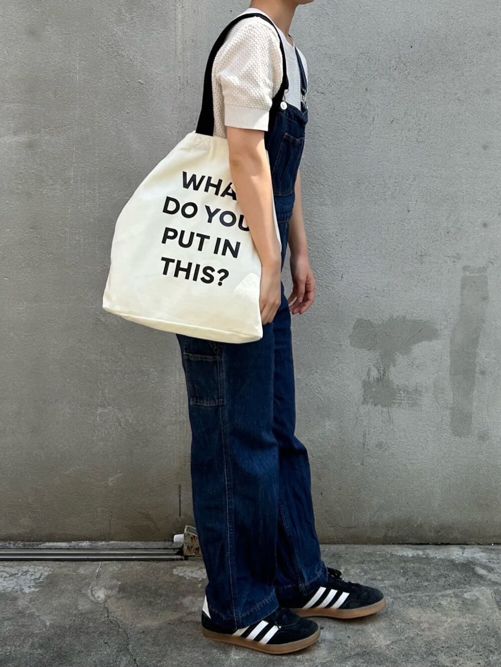 ホワイト系のトートバッグを着用したレディースの夏コーディネートの2枚目の写真