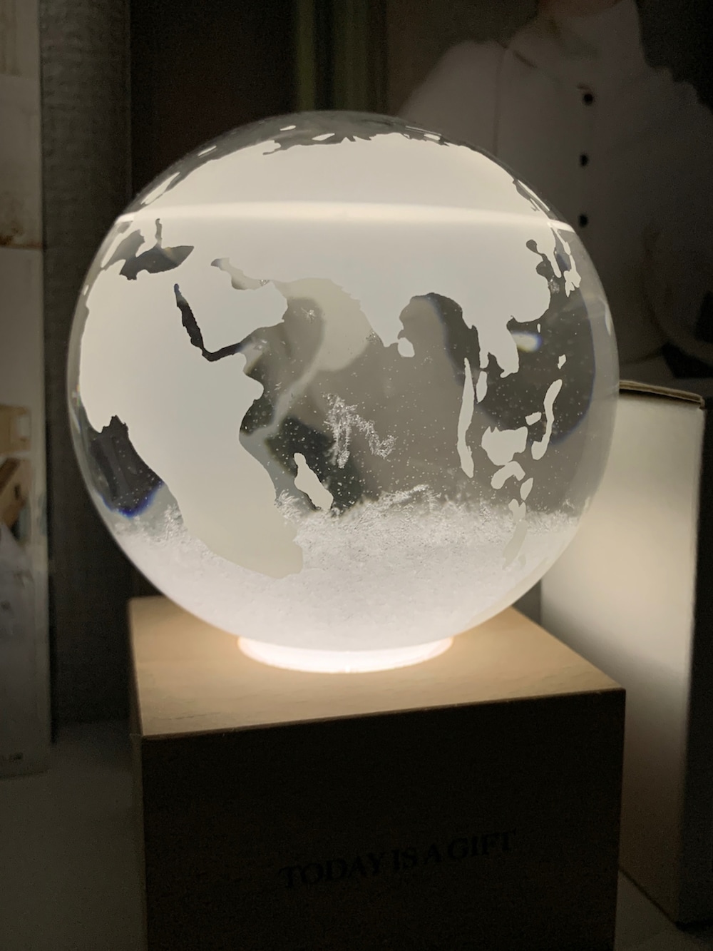 その他の照明、ベージュ系のスピーカーを着用したレディースの秋コーディネートの2枚目の写真