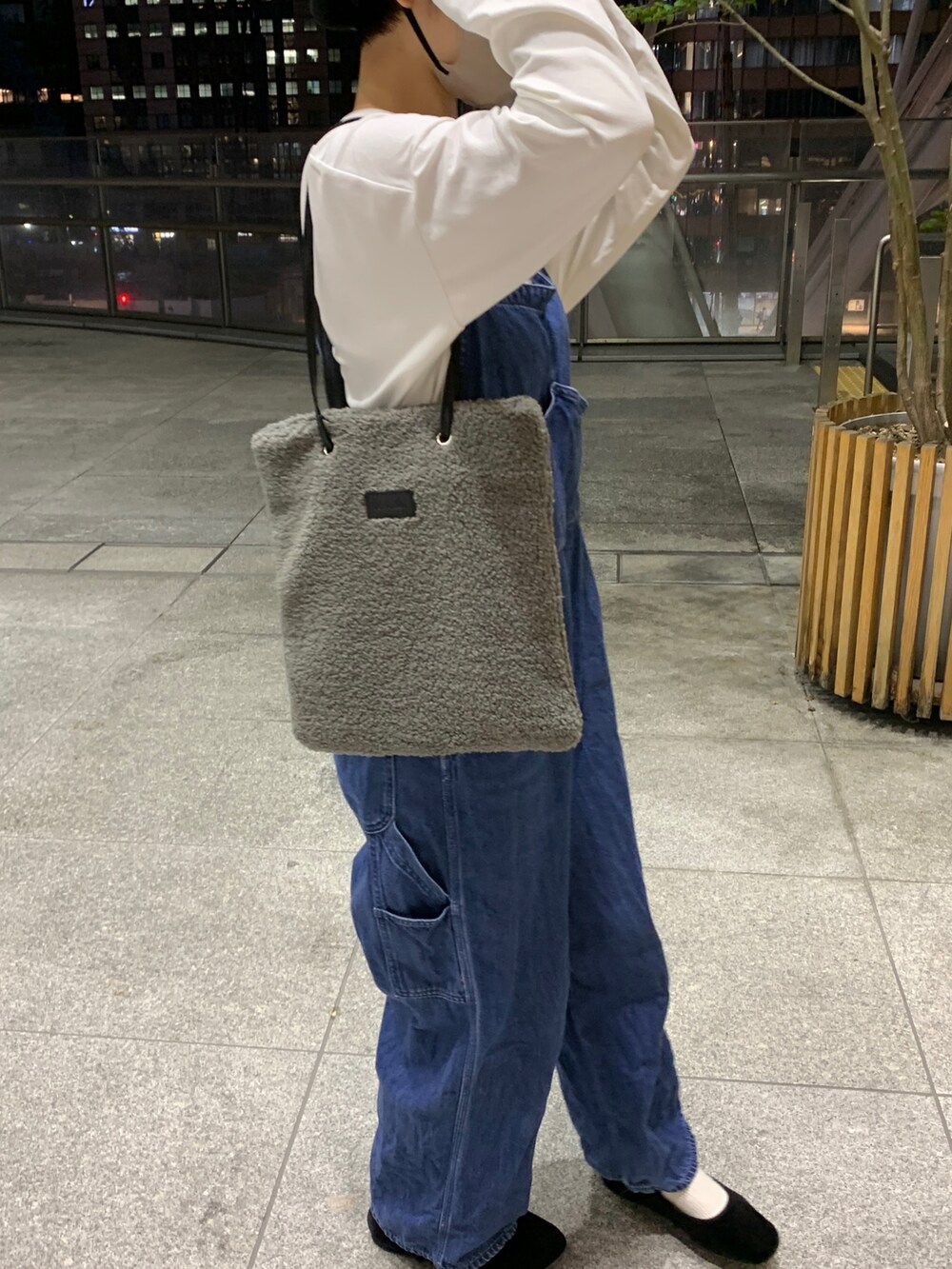 ホワイト系のTシャツ/カットソー、ブルー系のサロペット/オーバーオール、グレー系のトートバッグを着用したレディースの秋コーディネートの3枚目の写真