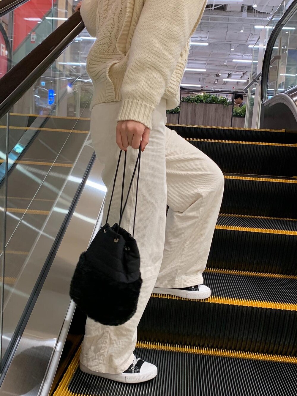 「秋服コーデ、シンプルコーデ、秋、今日のコーデ、お出かけコーデ、冬コーデ、ワントーンコーデ、カジュアルコーデ、ニット、カジュアル、ボア、ファー小物、ショルダーバッグ、モノトーンコーデ、BIRTHDAY BAR」｜「niko and...のアイテム（ニット/セーター、ベージュ系）」を使った、akaneさん（レディース・164cm）の秋コーディネートの3枚目の写真