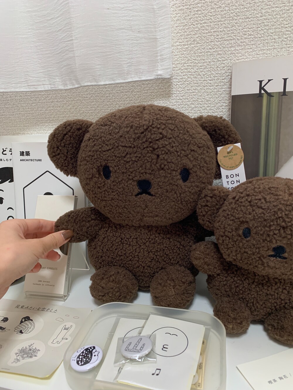 ブラウン系のフィギュア、ブラウン系のその他雑貨を着用したレディースの秋コーディネートの3枚目の写真