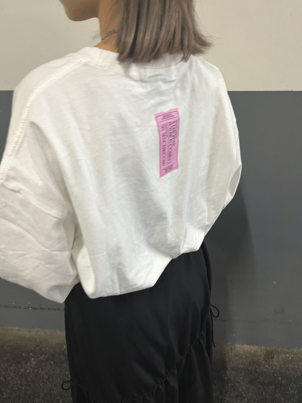 ブルー系のハンドバッグ、ブラック系のスカート、ホワイト系のTシャツ/カットソーを着用したレディースの秋コーディネートの4枚目の写真