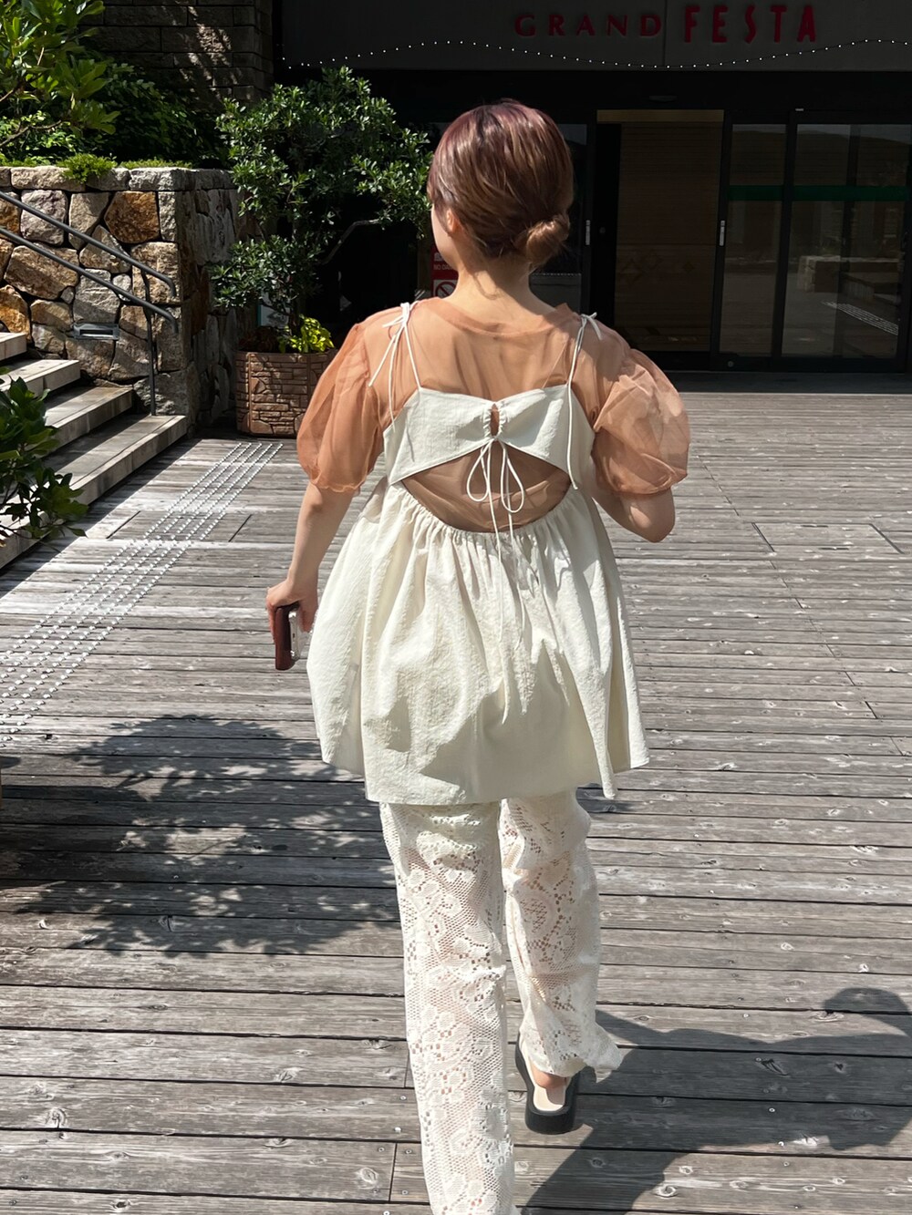 ホワイト系のキャミソール、ピンク系のTシャツ/カットソー、ホワイト系のその他パンツを着用したレディースの夏コーディネートの3枚目の写真