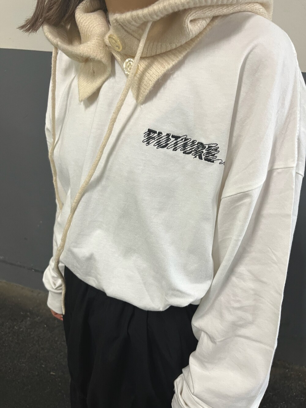 ブルー系のハンドバッグ、ブラック系のスカート、ホワイト系のTシャツ/カットソーを着用したレディースの秋コーディネートの3枚目の写真