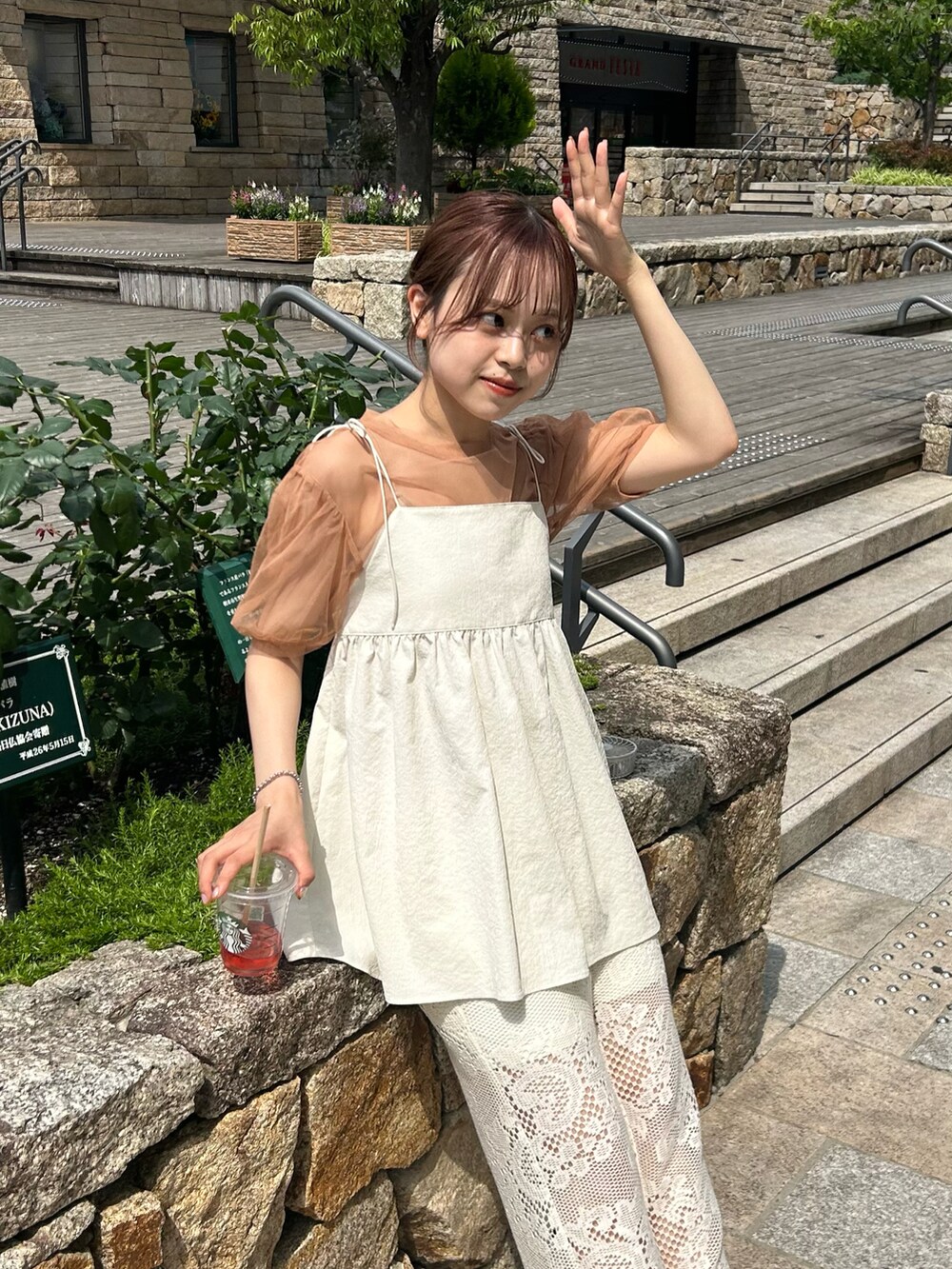 ホワイト系のキャミソール、ピンク系のTシャツ/カットソー、ホワイト系のその他パンツを着用したレディースの夏コーディネートの2枚目の写真