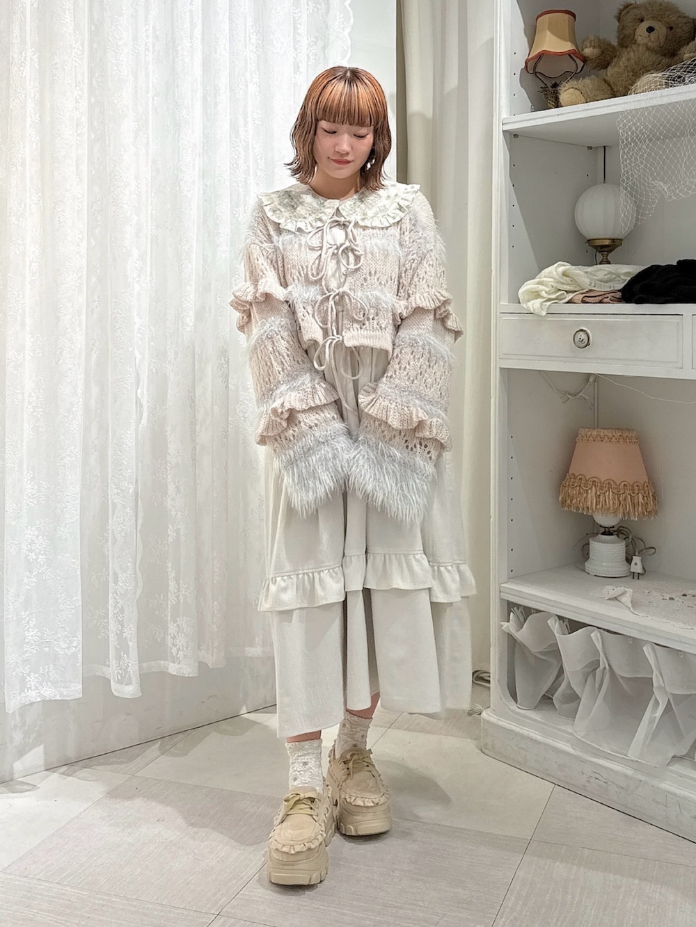 グレー系のカーディガン/ボレロ、グリーン系のワンピース、ベージュ系のローファーを着用したレディースの夏コーディネートの2枚目の写真