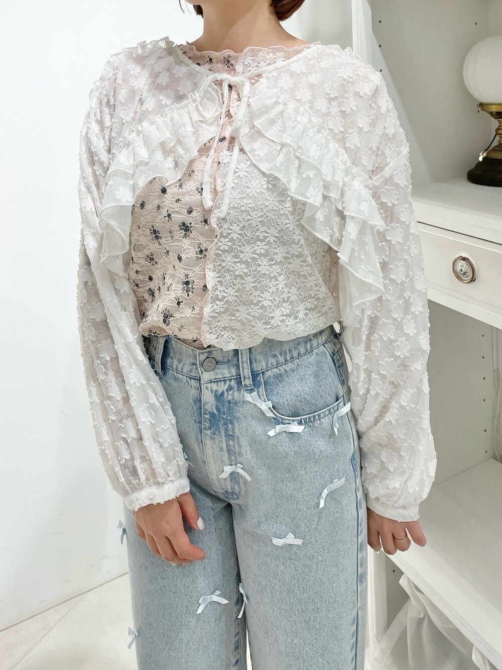 ブルー系のデニムパンツ、ホワイト系のシャツ/ブラウス、ピンク系のTシャツ/カットソーを着用したレディースの春コーディネートの5枚目の写真