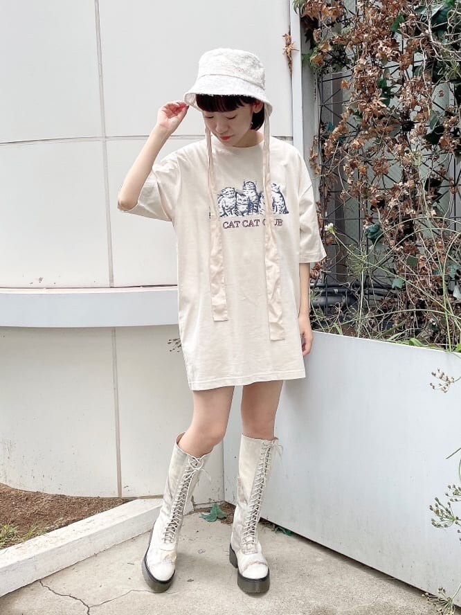 ホワイト系のその他パンツ、ホワイト系のドレスシューズ、ホワイト系のTシャツ/カットソーを着用したレディースの夏コーディネートの2枚目の写真