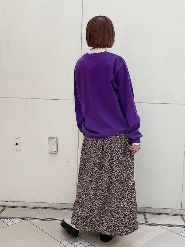 ブラウン系のワンピース、ホワイト系のブーツ、ホワイト系のニット/セーターを着用したレディースの秋コーディネートの4枚目の写真