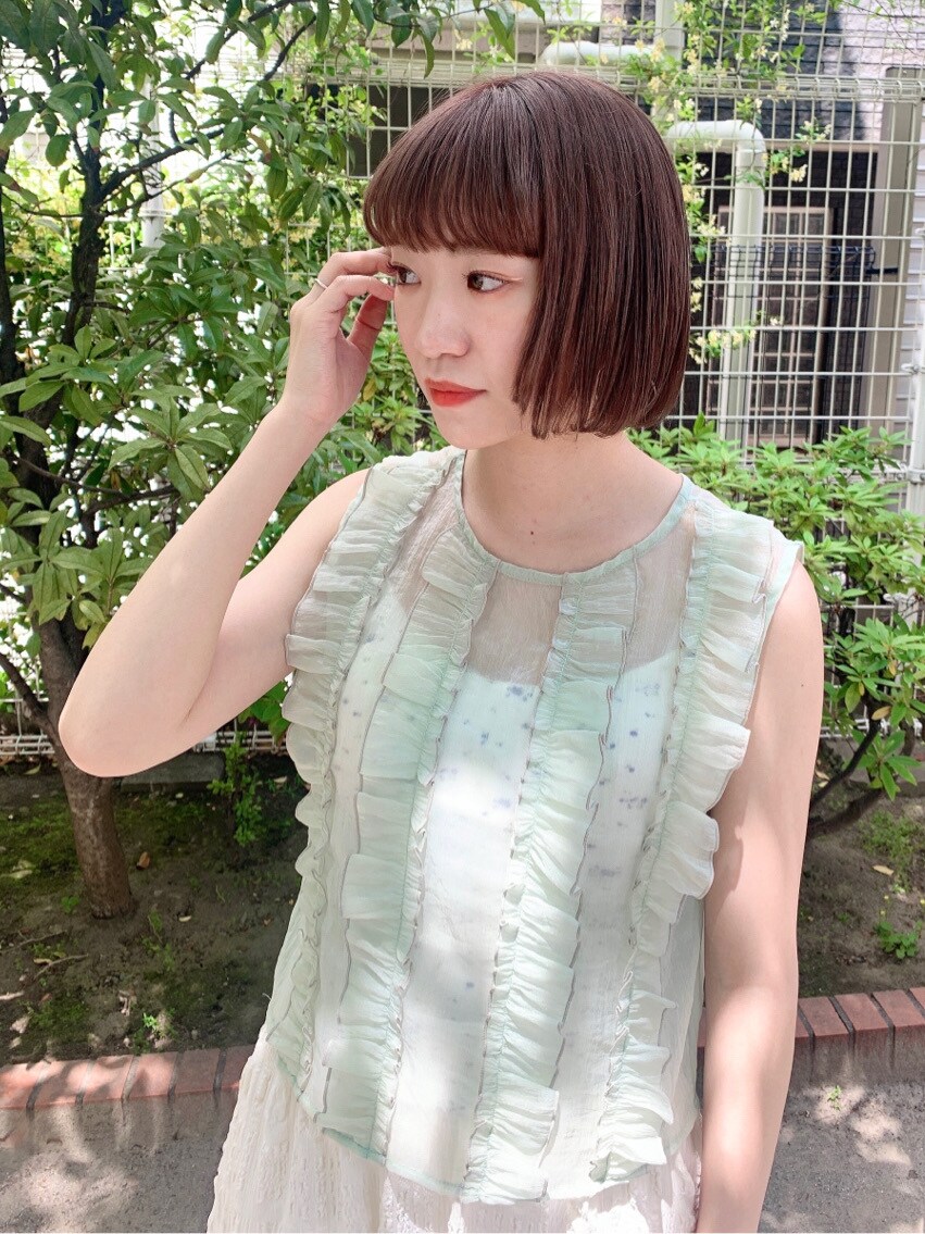 ブラウン系のパンプス、パープル系のキャミソール、グリーン系のシャツ/ブラウスを着用したレディースの春コーディネートの4枚目の写真