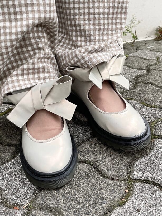 ベージュ系のその他パンツ、ホワイト系のパンプス、ベージュ系のトートバッグを着用したレディースの秋コーディネートの4枚目の写真