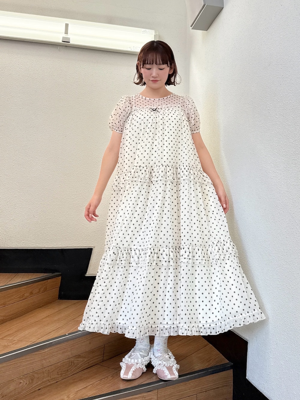 ホワイト系のワンピース、ピンク系のバレエシューズを着用したレディースの冬コーディネートの2枚目の写真