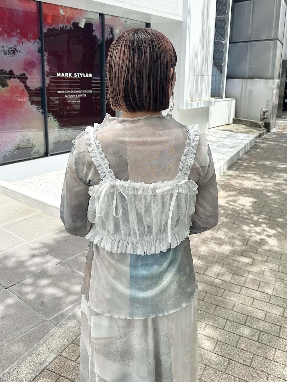 ホワイト系のシャツ/ブラウス、グリーン系のTシャツ/カットソー、その他のハンドバッグを着用したレディースの夏コーディネートの6枚目の写真