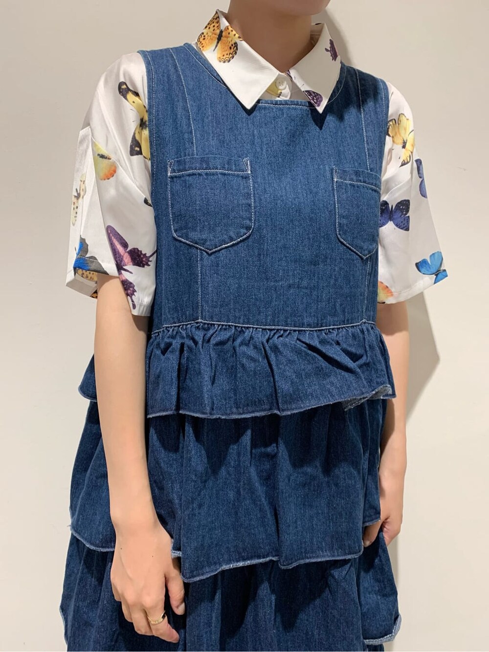 ホワイト系のシャツ/ブラウス、ブラウン系のサンダルを着用したレディースの夏コーディネートの4枚目の写真