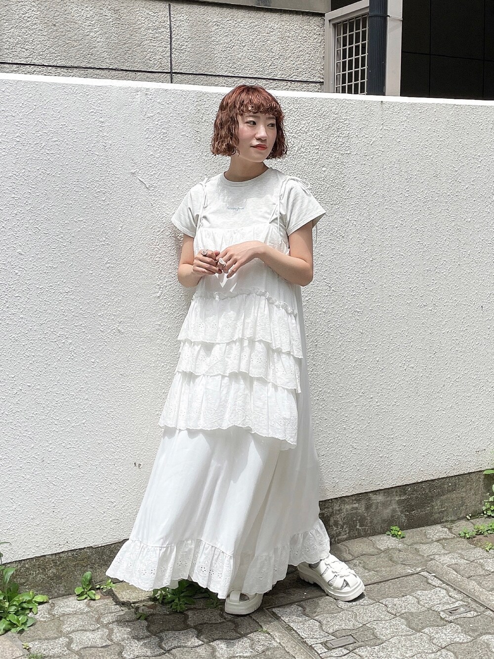 ホワイト系のワンピース、ホワイト系のサンダル、ブルー系のシャツ/ブラウスを着用したレディースの春コーディネートの4枚目の写真