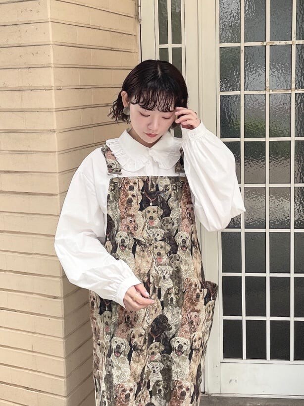 ブラック系のボストンバッグ、その他のジャンパースカート、ブラック系のパンプスを着用したレディースの夏コーディネートの3枚目の写真