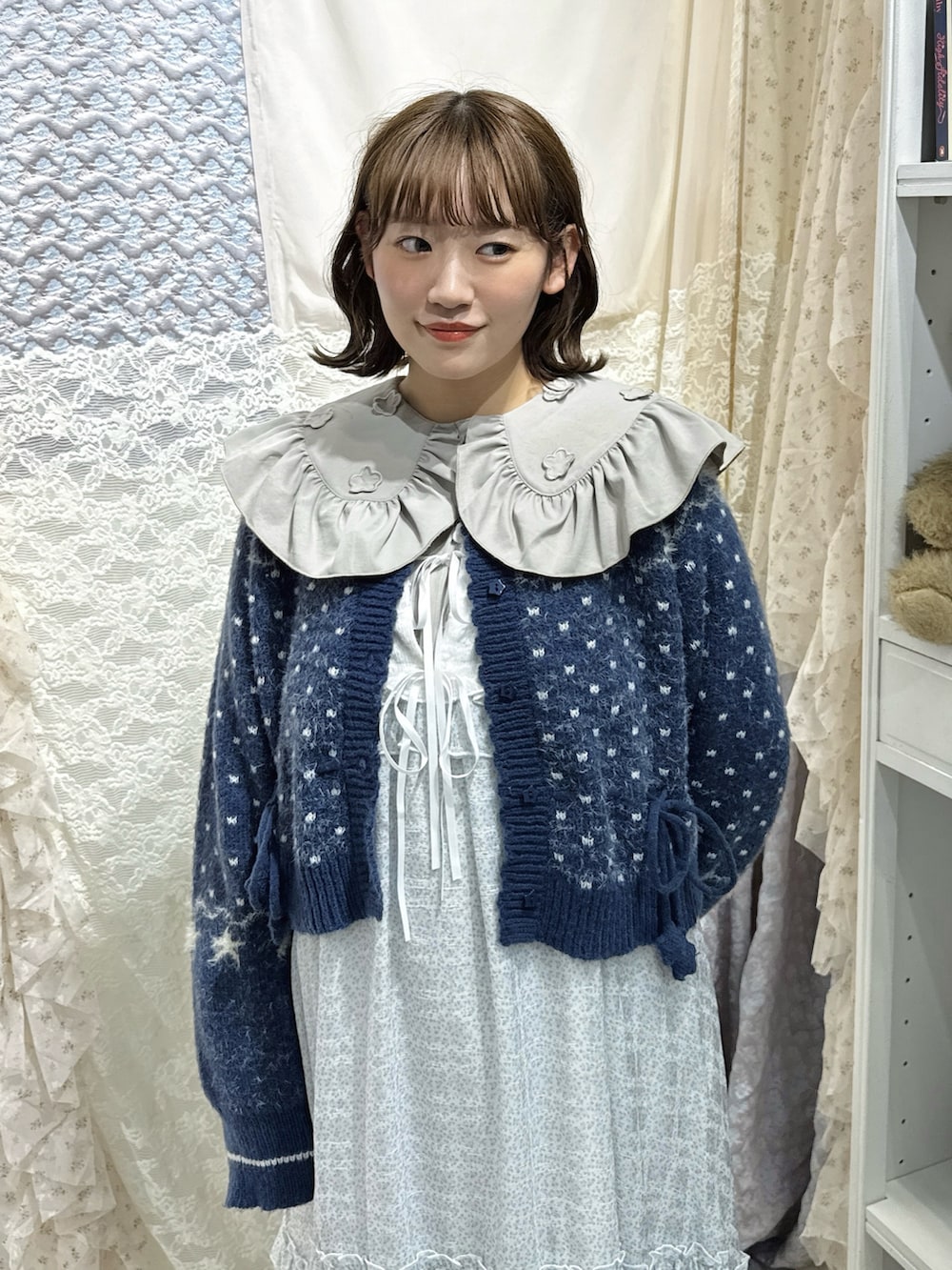 ブルー系のカーディガン/ボレロ、グレー系のシャツ/ブラウス、ブルー系のワンピースを着用したレディースの秋コーディネートの5枚目の写真