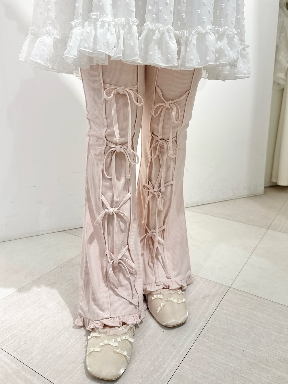 ピンク系のTシャツ/カットソー、ピンク系のその他パンツ、ホワイト系のバレエシューズを着用したレディースの春コーディネートの7枚目の写真