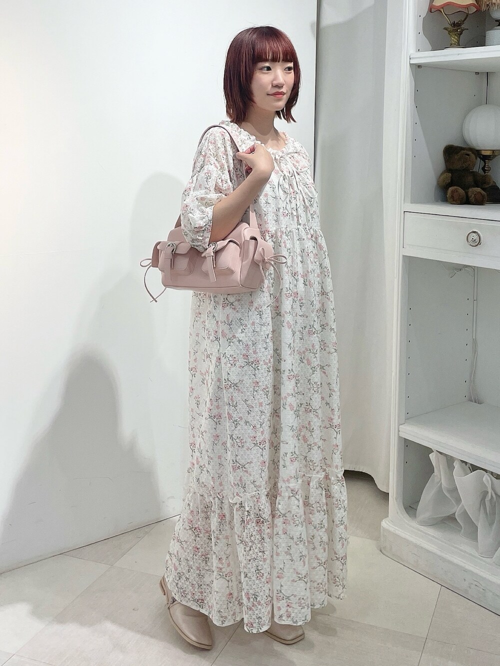 ピンク系のショルダーバッグ、ピンク系のワンピース、ピンク系のローファーを着用したレディースの夏コーディネートの3枚目の写真