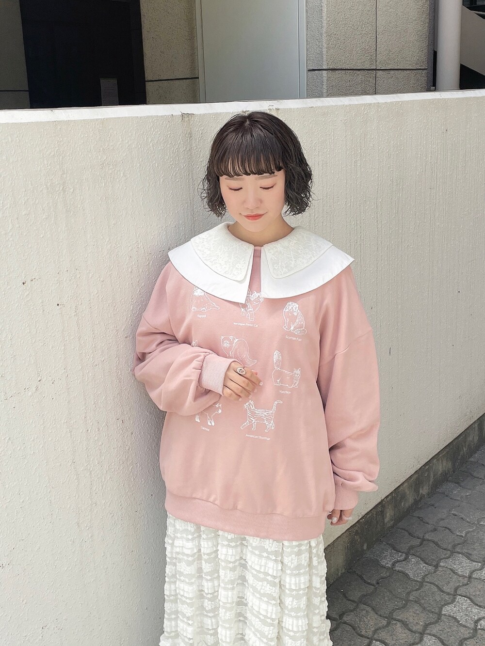 ホワイト系のシャツ/ブラウス、ピンク系のスウェット、ホワイト系のスカートを着用したレディースの秋コーディネートの4枚目の写真