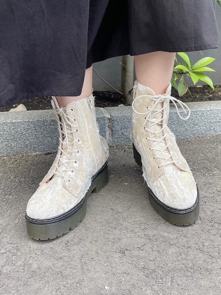 ホワイト系のカバーオール、ブラック系のワンピース、ホワイト系のブーツを着用したレディースの秋コーディネートの5枚目の写真