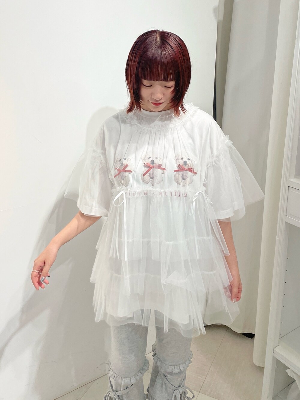 ホワイト系のTシャツ/カットソー、ホワイト系のTシャツ/カットソー、グレー系のスウェットパンツを着用したレディースの夏コーディネートの4枚目の写真