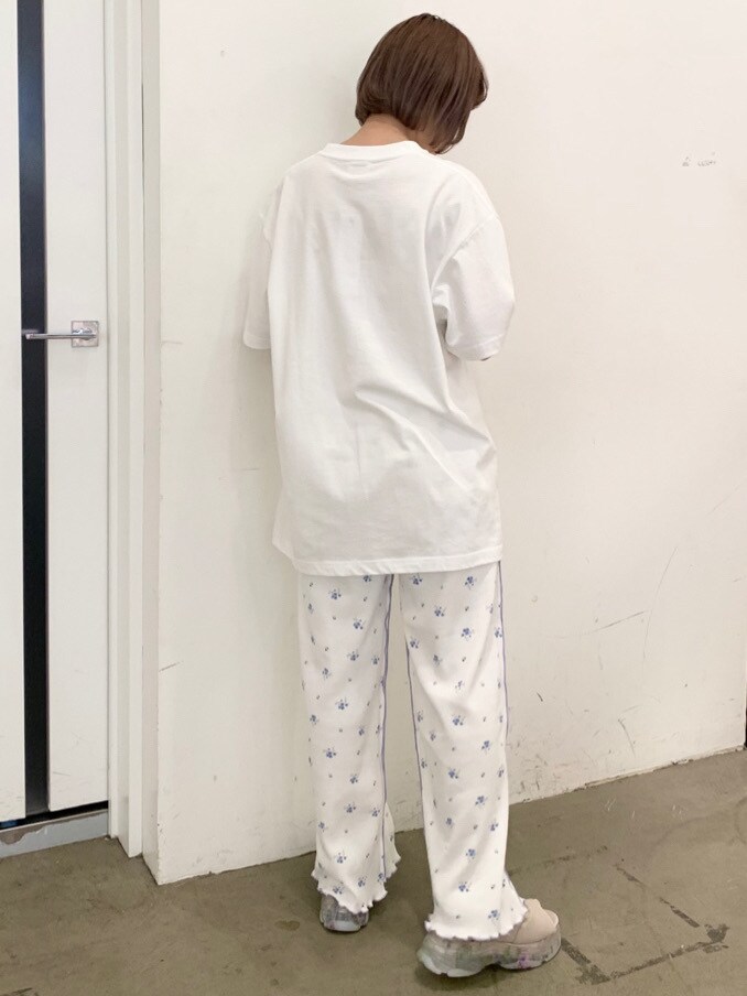 ホワイト系のその他パンツ、ピンク系のTシャツ/カットソー、ホワイト系のサンダルを着用したレディースの春コーディネートの3枚目の写真